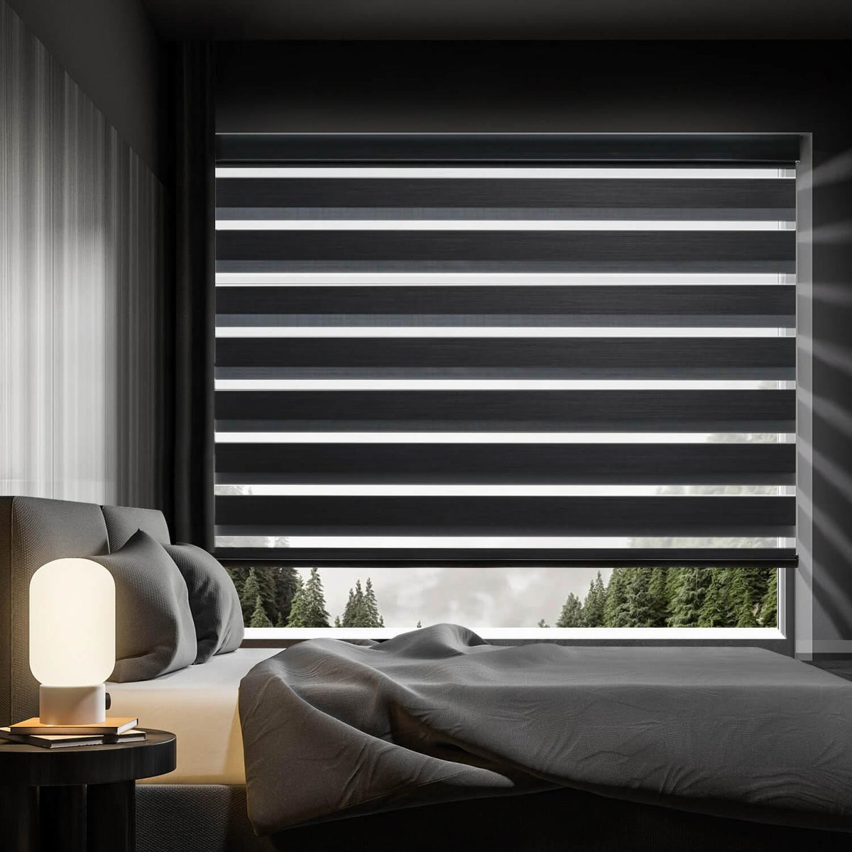 Yatak odasında kapalı konumda koyu renk blackout zebra perde